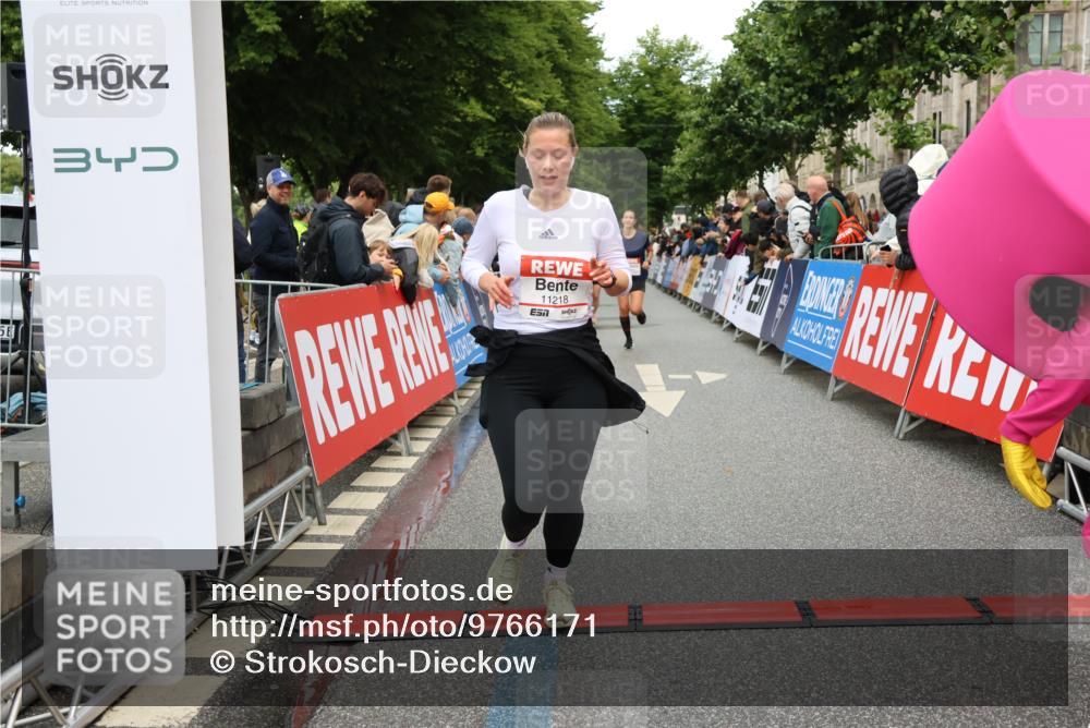 14.06.2026 - REWE Women's Run Strokosch-Dieckow http://msf.ph/oto/9766171 14.06.2026 09:51:56 Ziel 10999, 11218, 11244, 11388 meine-sportfotos.de