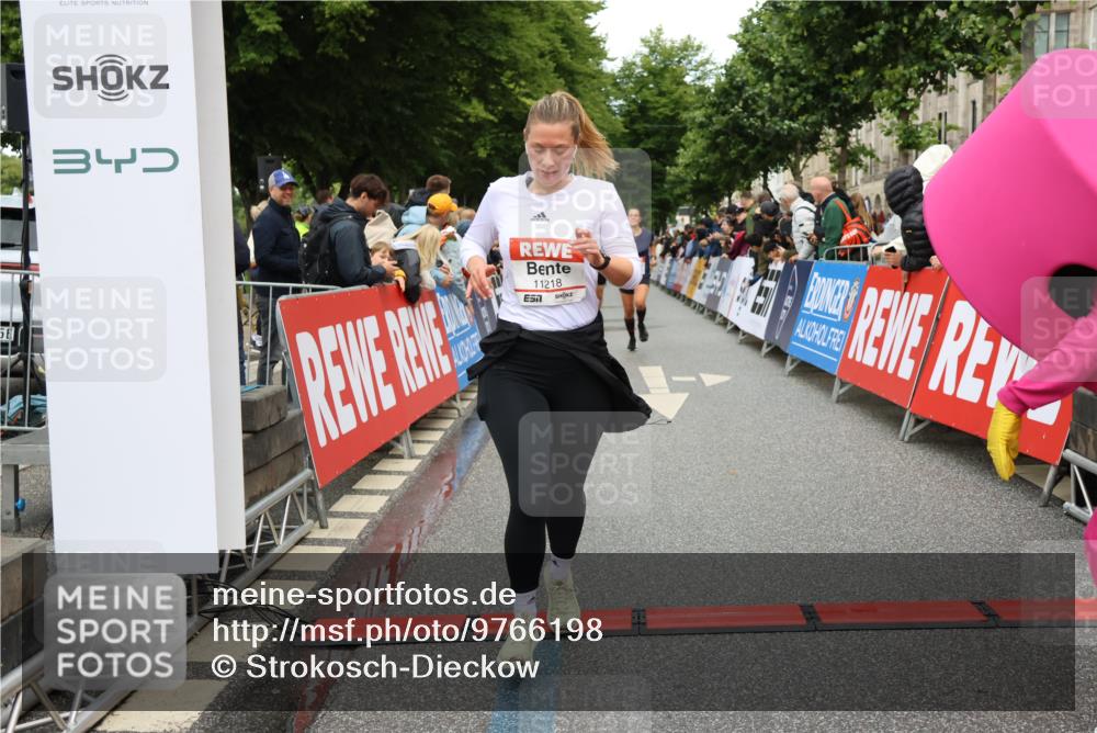14.06.2026 - REWE Women's Run Strokosch-Dieckow http://msf.ph/oto/9766198 14.06.2026 09:51:56 Ziel 10999, 11218, 11244, 11388 meine-sportfotos.de