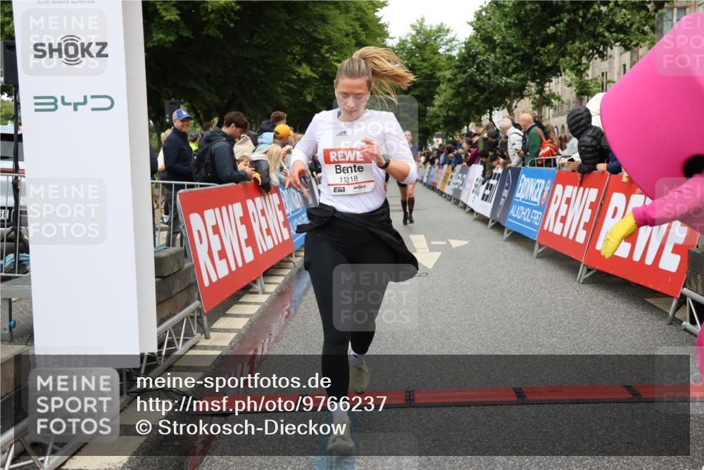 14.06.2026 - REWE Women's Run Strokosch-Dieckow http://msf.ph/oto/9766237 14.06.2026 09:51:56 Ziel 10999, 11218, 11244, 11388 meine-sportfotos.de
