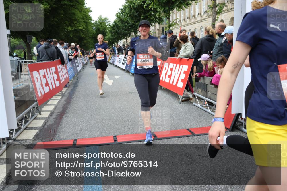 14.06.2026 - REWE Women's Run Strokosch-Dieckow http://msf.ph/oto/9766314 14.06.2026 11:01:42 Ziel 5046, 5196, 5234, 5656, 5845, 5966, 6066 meine-sportfotos.de