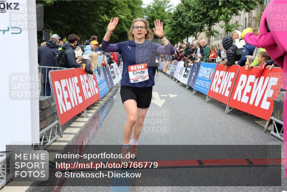 14.06.2026 - REWE Women's Run Strokosch-Dieckow http://msf.ph/oto/9766779 14.06.2026 09:52:01 Ziel 10763, 11218, 11388 meine-sportfotos.de