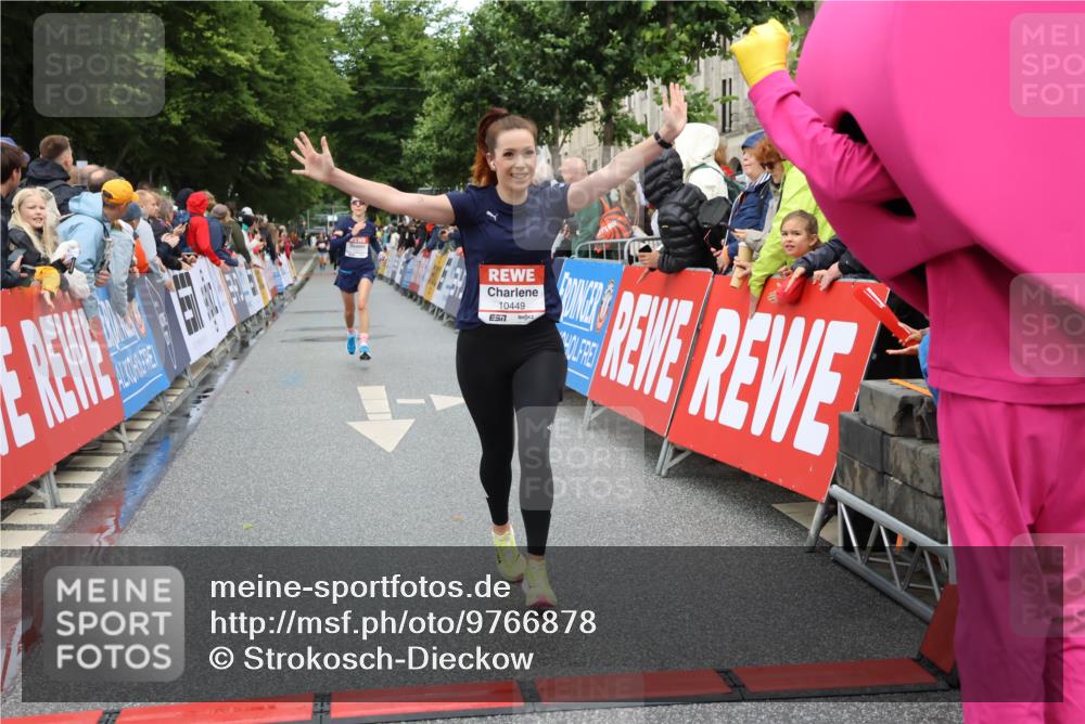 14.06.2026 - REWE Women's Run Strokosch-Dieckow http://msf.ph/oto/9766878 14.06.2026 09:52:08 Ziel 10449, 10763, 10971 meine-sportfotos.de