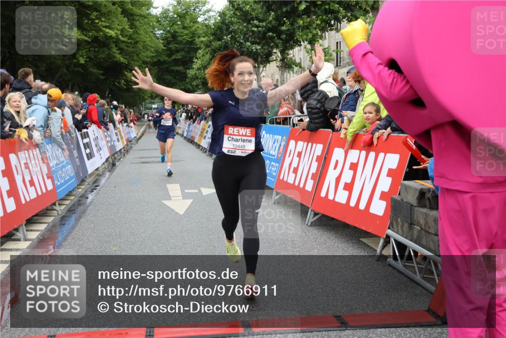 14.06.2026 - REWE Women's Run Strokosch-Dieckow http://msf.ph/oto/9766911 14.06.2026 09:52:08 Ziel 10449, 10763, 10971 meine-sportfotos.de