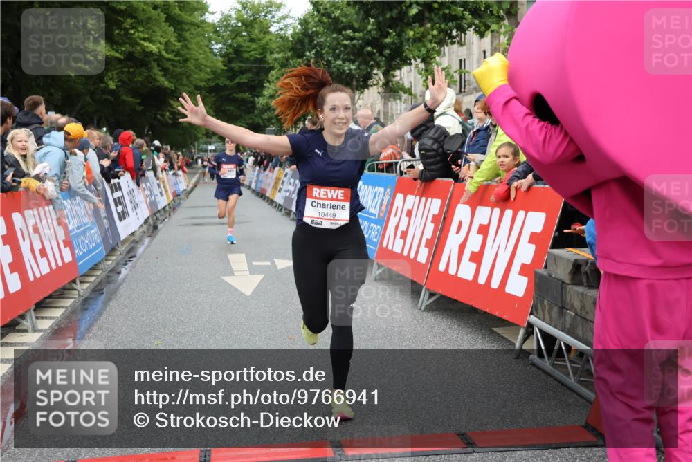 14.06.2026 - REWE Women's Run Strokosch-Dieckow http://msf.ph/oto/9766941 14.06.2026 09:52:08 Ziel 10449, 10763, 10971 meine-sportfotos.de