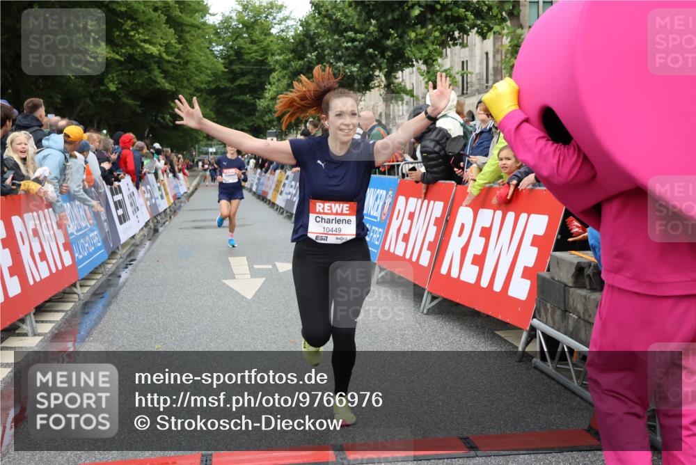 14.06.2026 - REWE Women's Run Strokosch-Dieckow http://msf.ph/oto/9766976 14.06.2026 09:52:08 Ziel 10449, 10763, 10971 meine-sportfotos.de