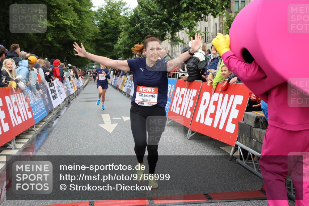 14.06.2026 - REWE Women's Run Strokosch-Dieckow http://msf.ph/oto/9766999 14.06.2026 09:52:08 Ziel 10449, 10763, 10971 meine-sportfotos.de