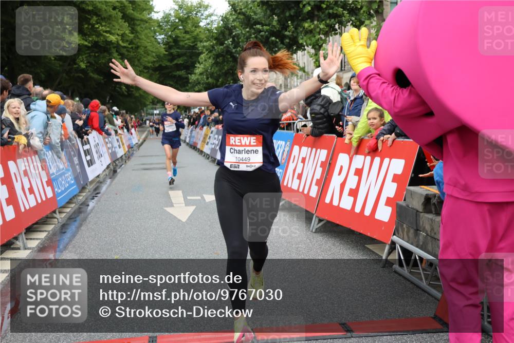 14.06.2026 - REWE Women's Run Strokosch-Dieckow http://msf.ph/oto/9767030 14.06.2026 09:52:08 Ziel 10449, 10763, 10971 meine-sportfotos.de