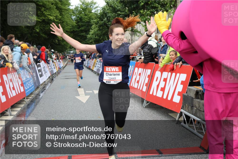 14.06.2026 - REWE Women's Run Strokosch-Dieckow http://msf.ph/oto/9767043 14.06.2026 09:52:08 Ziel 10449, 10763, 10971 meine-sportfotos.de