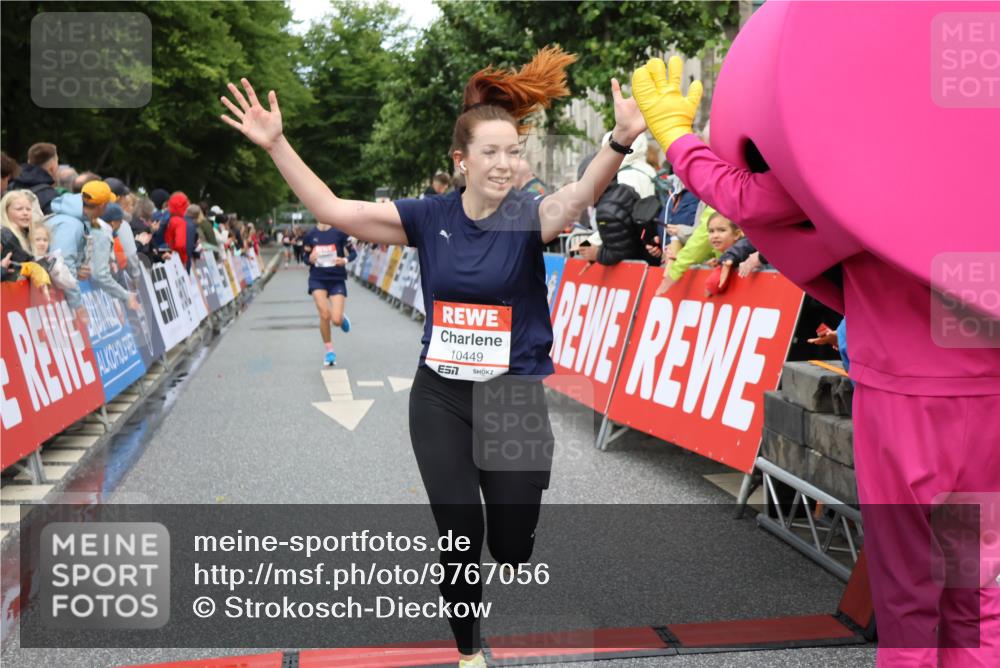 14.06.2026 - REWE Women's Run Strokosch-Dieckow http://msf.ph/oto/9767056 14.06.2026 09:52:08 Ziel 10449, 10763, 10971 meine-sportfotos.de