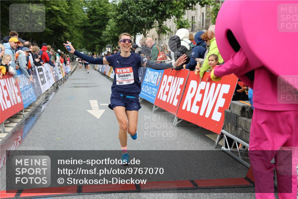14.06.2026 - REWE Women's Run Strokosch-Dieckow http://msf.ph/oto/9767070 14.06.2026 09:52:11 Ziel 10449, 10971 meine-sportfotos.de