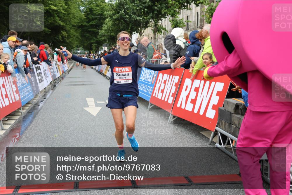 14.06.2026 - REWE Women's Run Strokosch-Dieckow http://msf.ph/oto/9767083 14.06.2026 09:52:11 Ziel 10449, 10971 meine-sportfotos.de