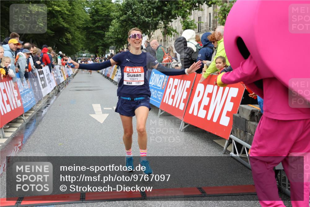 14.06.2026 - REWE Women's Run Strokosch-Dieckow http://msf.ph/oto/9767097 14.06.2026 09:52:11 Ziel 10449, 10971 meine-sportfotos.de