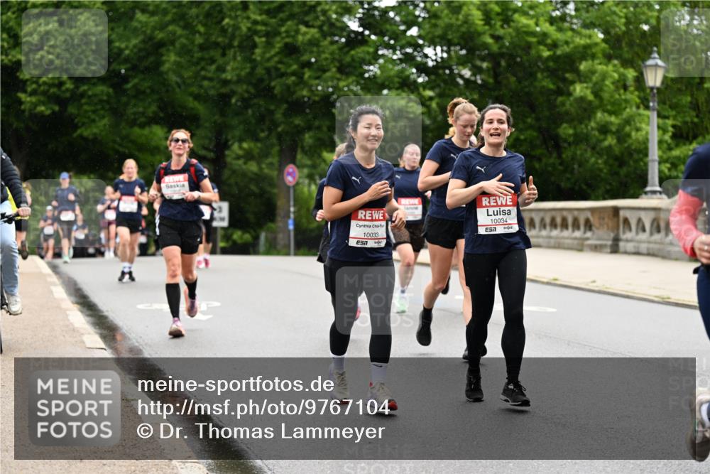 14.06.2026 - REWE Women's Run Dr. Thomas Lammeyer http://msf.ph/oto/9767104 14.06.2026 09:42:45 Laufen 10033, 10034 meine-sportfotos.de