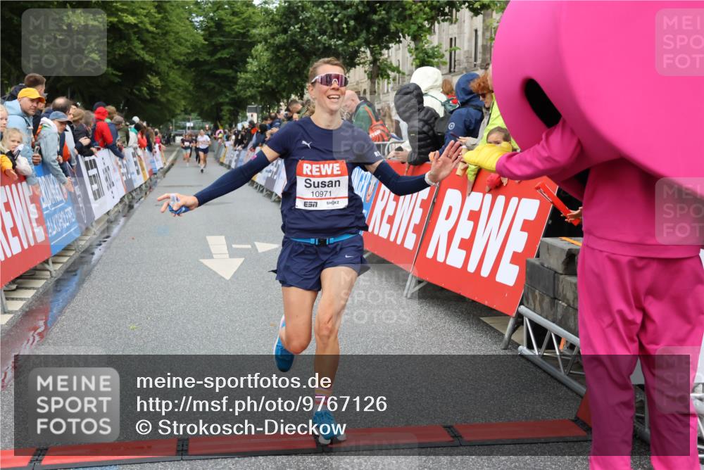 14.06.2026 - REWE Women's Run Strokosch-Dieckow http://msf.ph/oto/9767126 14.06.2026 09:52:11 Ziel 10449, 10971 meine-sportfotos.de