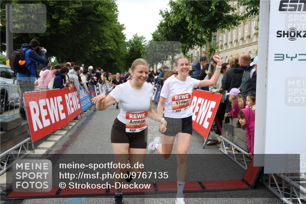 14.06.2026 - REWE Women's Run Strokosch-Dieckow http://msf.ph/oto/9767135 14.06.2026 11:00:54 Ziel 5054, 5193, 5242, 5328, 5341, 5440, 5486, 5547, 5548, 5764, 5861, 5894, 6018, 6055, 6061 meine-sportfotos.de
