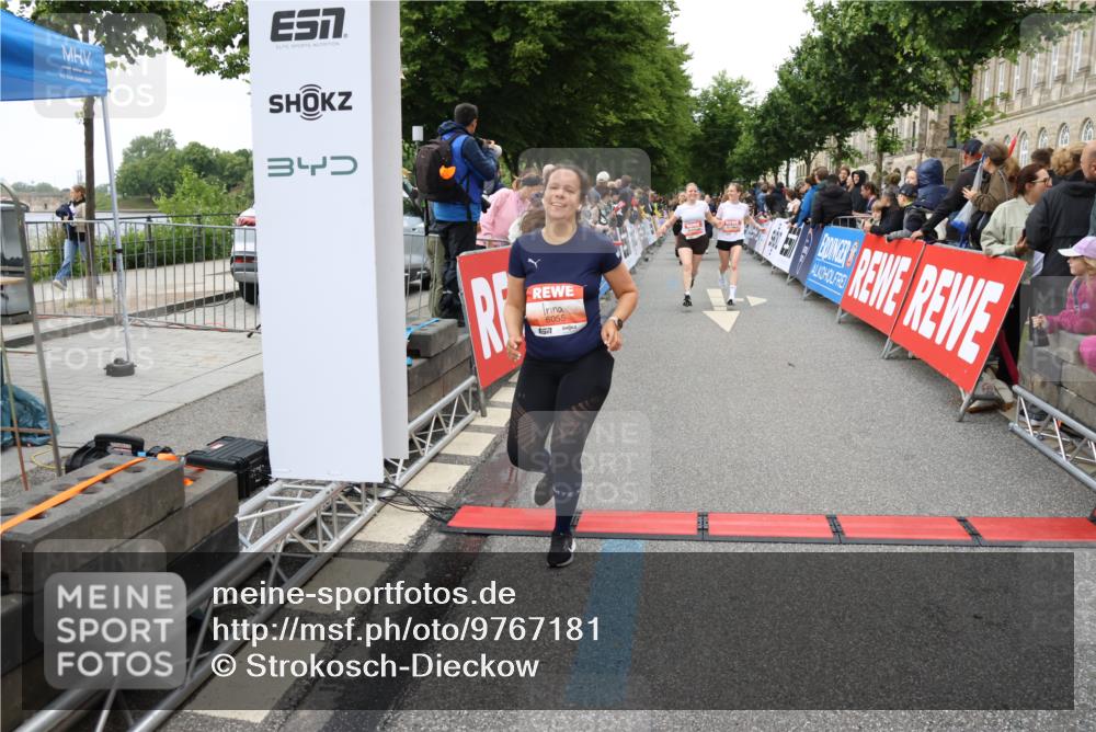 14.06.2026 - REWE Women's Run Strokosch-Dieckow http://msf.ph/oto/9767181 14.06.2026 11:00:52 Ziel 5193, 5328, 5440, 5486, 5547, 5548, 5716, 5764, 5894, 6055, 6061 meine-sportfotos.de