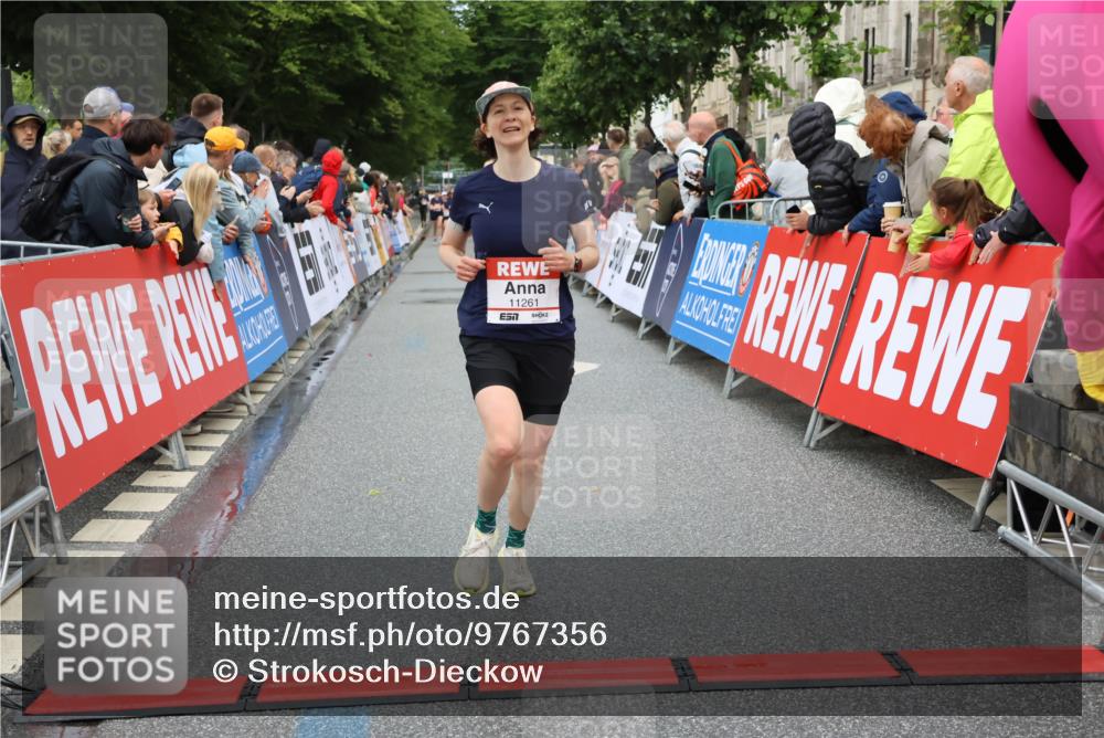 14.06.2026 - REWE Women's Run Strokosch-Dieckow http://msf.ph/oto/9767356 14.06.2026 09:52:35 Ziel 10954, 11228, 11261 meine-sportfotos.de