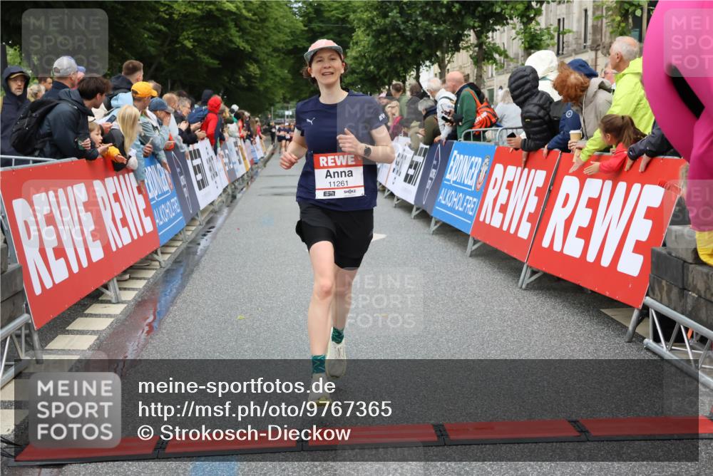 14.06.2026 - REWE Women's Run Strokosch-Dieckow http://msf.ph/oto/9767365 14.06.2026 09:52:35 Ziel 10954, 11228, 11261 meine-sportfotos.de