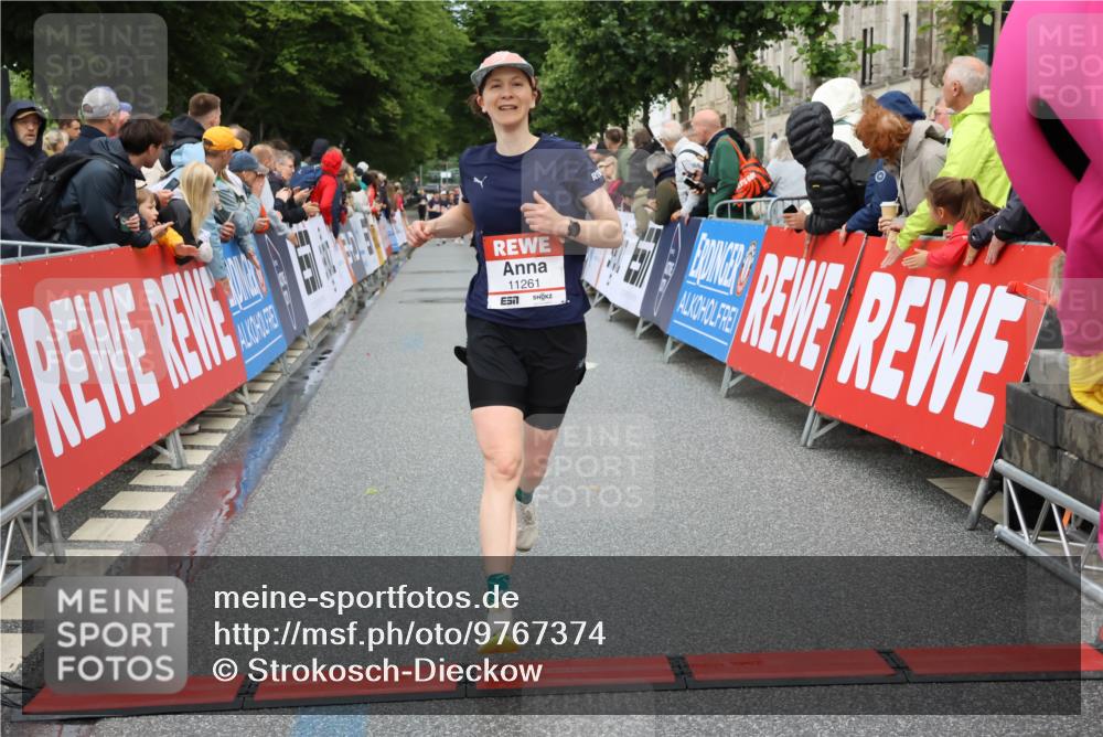 14.06.2026 - REWE Women's Run Strokosch-Dieckow http://msf.ph/oto/9767374 14.06.2026 09:52:35 Ziel 10954, 11228, 11261 meine-sportfotos.de