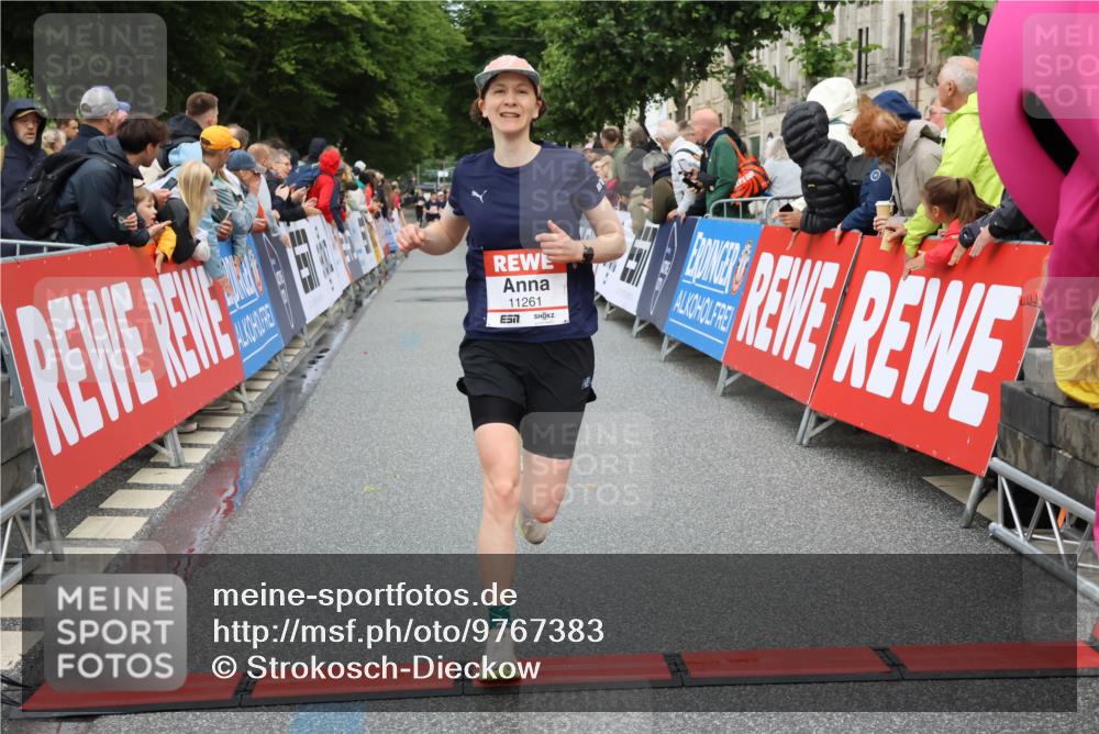 14.06.2026 - REWE Women's Run Strokosch-Dieckow http://msf.ph/oto/9767383 14.06.2026 09:52:35 Ziel 10954, 11228, 11261 meine-sportfotos.de