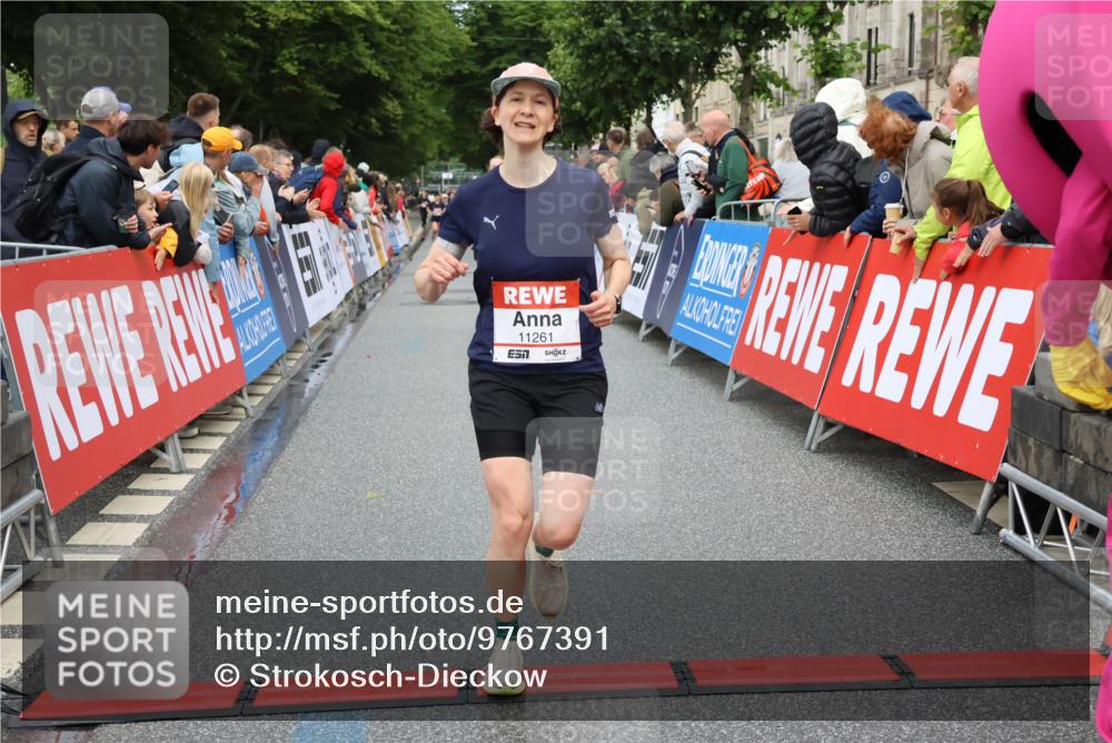 14.06.2026 - REWE Women's Run Strokosch-Dieckow http://msf.ph/oto/9767391 14.06.2026 09:52:35 Ziel 10954, 11228, 11261 meine-sportfotos.de