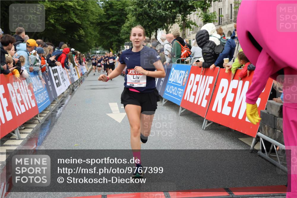 14.06.2026 - REWE Women's Run Strokosch-Dieckow http://msf.ph/oto/9767399 14.06.2026 09:52:38 Ziel 11228, 11261 meine-sportfotos.de
