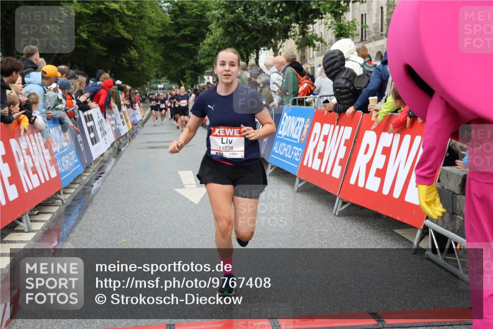 14.06.2026 - REWE Women's Run Strokosch-Dieckow http://msf.ph/oto/9767408 14.06.2026 09:52:38 Ziel 11228, 11261 meine-sportfotos.de