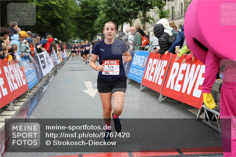 14.06.2026 - REWE Women's Run Strokosch-Dieckow http://msf.ph/oto/9767420 14.06.2026 09:52:38 Ziel 11228, 11261 meine-sportfotos.de