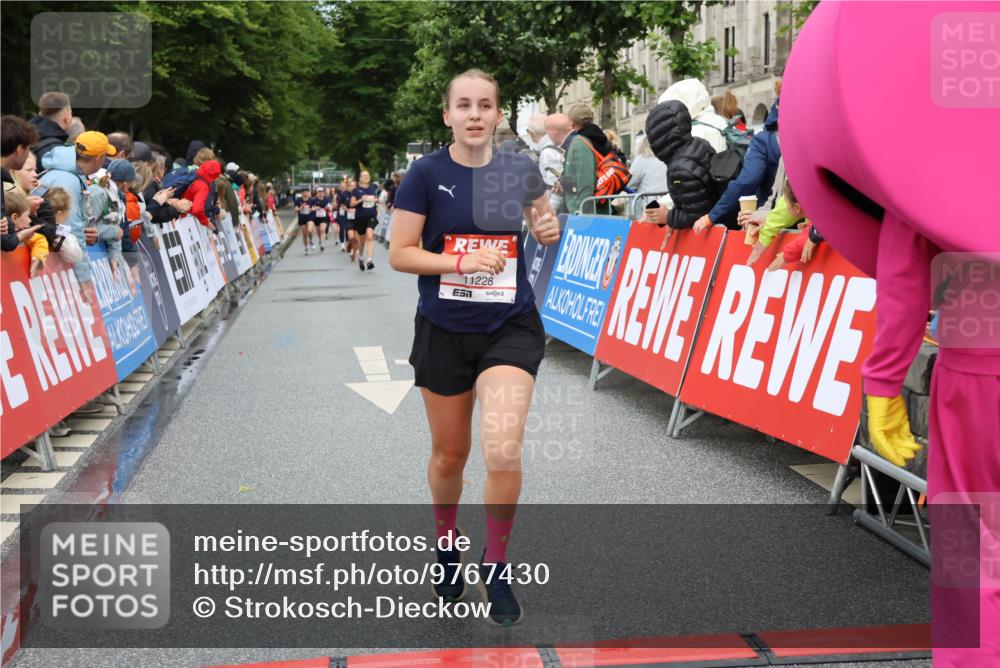 14.06.2026 - REWE Women's Run Strokosch-Dieckow http://msf.ph/oto/9767430 14.06.2026 09:52:38 Ziel 11228, 11261 meine-sportfotos.de