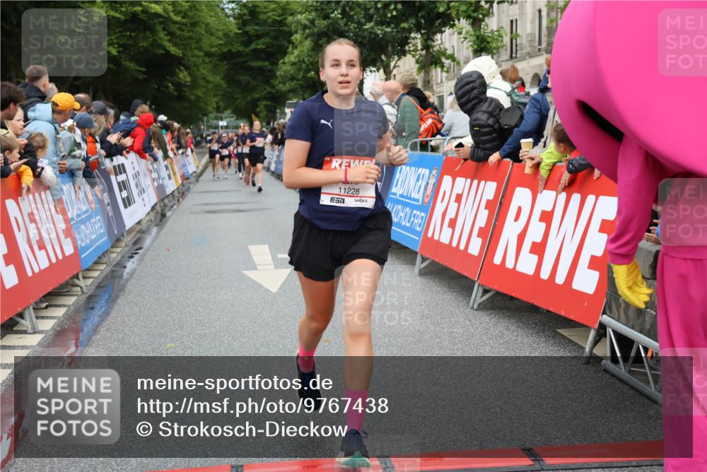 14.06.2026 - REWE Women's Run Strokosch-Dieckow http://msf.ph/oto/9767438 14.06.2026 09:52:38 Ziel 11228, 11261 meine-sportfotos.de