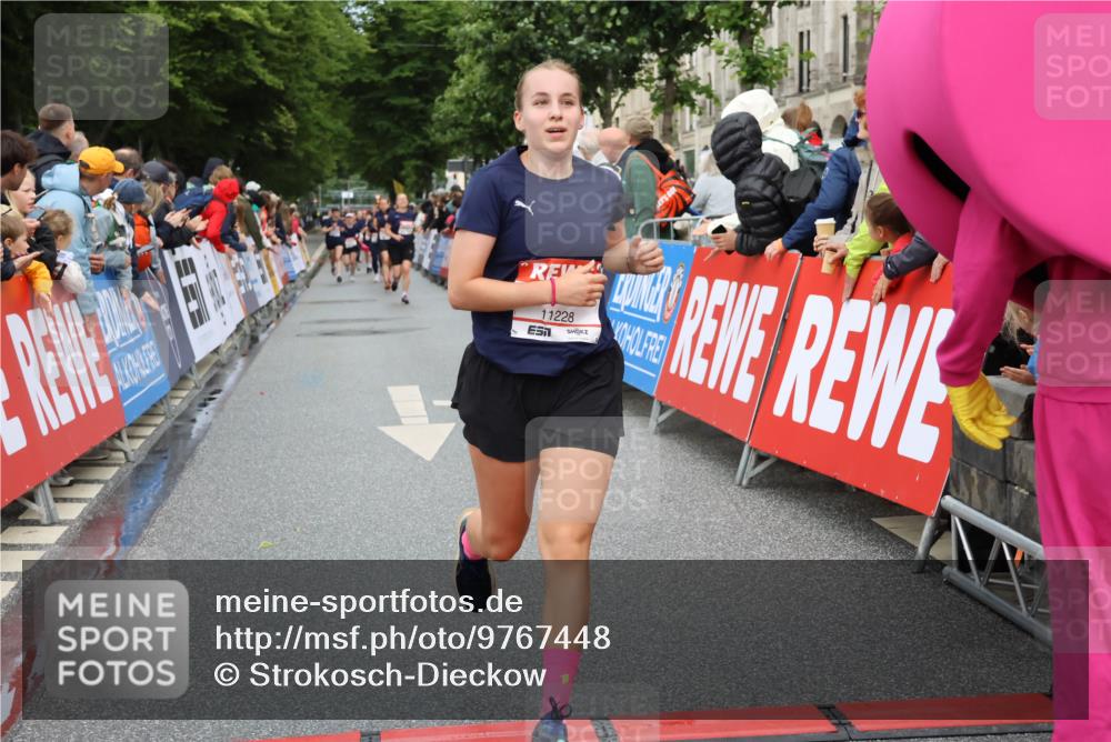 14.06.2026 - REWE Women's Run Strokosch-Dieckow http://msf.ph/oto/9767448 14.06.2026 09:52:38 Ziel 11228, 11261 meine-sportfotos.de