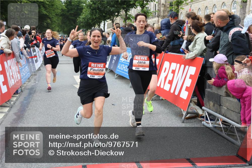 14.06.2026 - REWE Women's Run Strokosch-Dieckow http://msf.ph/oto/9767571 14.06.2026 11:00:38 Ziel 5001, 5002, 5003, 5004, 5050, 5147, 5432, 5435, 5453, 5665, 5719, 5782, 5883, 5929, 6040 meine-sportfotos.de