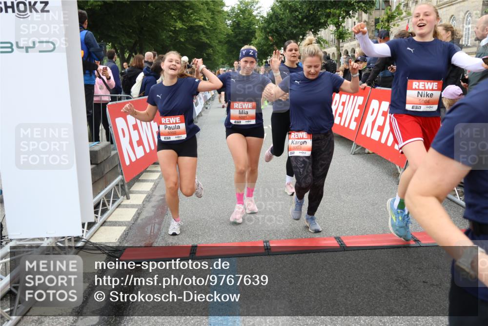 14.06.2026 - REWE Women's Run Strokosch-Dieckow http://msf.ph/oto/9767639 14.06.2026 11:00:35 Ziel 5001, 5002, 5003, 5004, 5050, 5143, 5147, 5233, 5415, 5432, 5435, 5453, 5665, 5691, 5692, 5719, 5782, 5929, 6019, 6040 meine-sportfotos.de