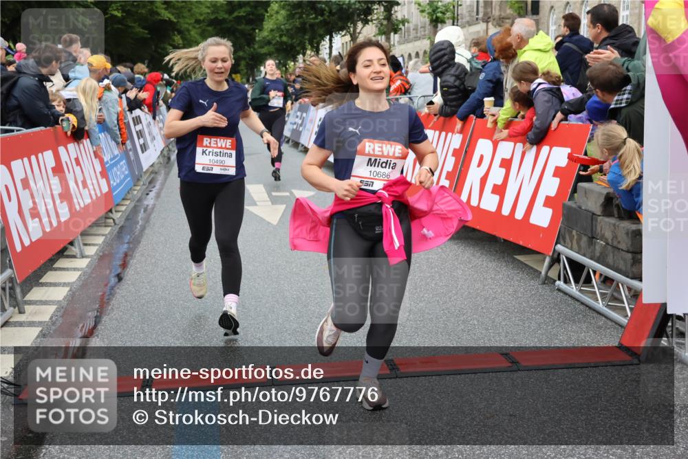 14.06.2026 - REWE Women's Run Strokosch-Dieckow http://msf.ph/oto/9767776 14.06.2026 09:52:53 Ziel 10168, 10278, 10422, 10490, 10629, 10686, 10942, 11123, 11174, 11326, 11467, 11485, 11519 meine-sportfotos.de