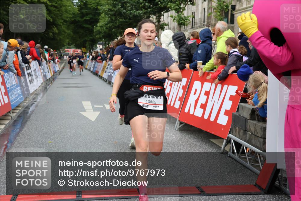 14.06.2026 - REWE Women's Run Strokosch-Dieckow http://msf.ph/oto/9767973 14.06.2026 09:53:02 Ziel 10629, 10833, 10984, 11123, 11485 meine-sportfotos.de