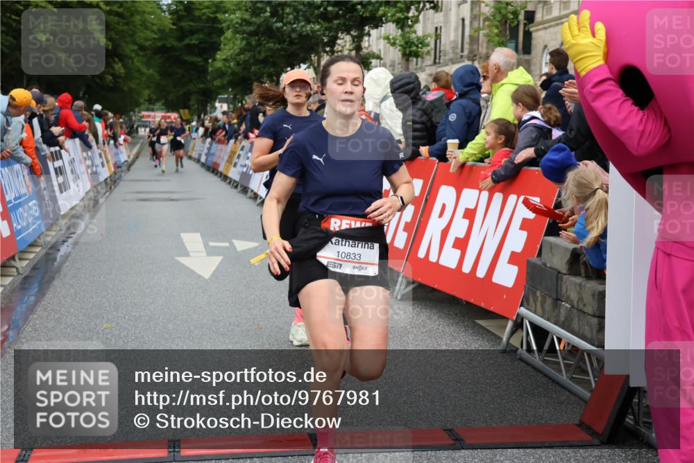14.06.2026 - REWE Women's Run Strokosch-Dieckow http://msf.ph/oto/9767981 14.06.2026 09:53:02 Ziel 10629, 10833, 10984, 11123, 11485 meine-sportfotos.de