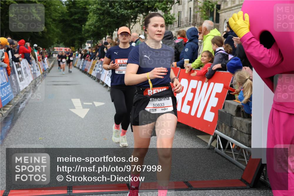 14.06.2026 - REWE Women's Run Strokosch-Dieckow http://msf.ph/oto/9767998 14.06.2026 09:53:02 Ziel 10629, 10833, 10984, 11123, 11485 meine-sportfotos.de