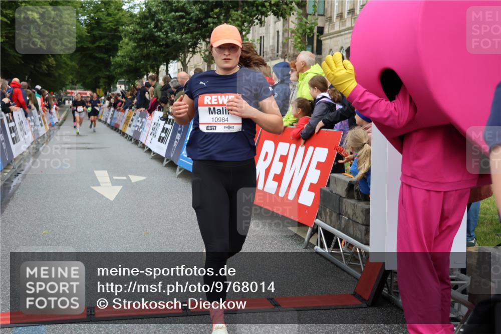 14.06.2026 - REWE Women's Run Strokosch-Dieckow http://msf.ph/oto/9768014 14.06.2026 09:53:03 Ziel 10629, 10833, 10984, 11123, 11485 meine-sportfotos.de