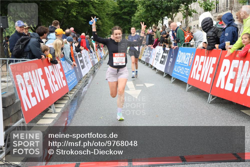 14.06.2026 - REWE Women's Run Strokosch-Dieckow http://msf.ph/oto/9768048 14.06.2026 09:53:09 Ziel 10833, 10943, 10984, 11510 meine-sportfotos.de