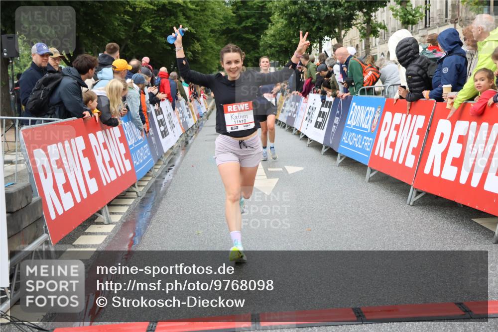 14.06.2026 - REWE Women's Run Strokosch-Dieckow http://msf.ph/oto/9768098 14.06.2026 09:53:10 Ziel 10833, 10943, 10984, 11416, 11510 meine-sportfotos.de