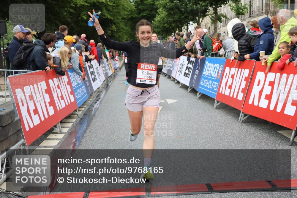 14.06.2026 - REWE Women's Run Strokosch-Dieckow http://msf.ph/oto/9768165 14.06.2026 09:53:10 Ziel 10833, 10943, 10984, 11416, 11510 meine-sportfotos.de