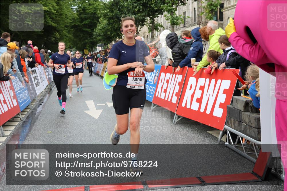 14.06.2026 - REWE Women's Run Strokosch-Dieckow http://msf.ph/oto/9768224 14.06.2026 09:53:13 Ziel 10693, 10943, 11173, 11416, 11510 meine-sportfotos.de