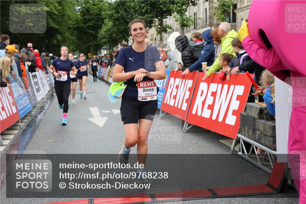 14.06.2026 - REWE Women's Run Strokosch-Dieckow http://msf.ph/oto/9768238 14.06.2026 09:53:13 Ziel 10693, 10943, 11173, 11416, 11510 meine-sportfotos.de