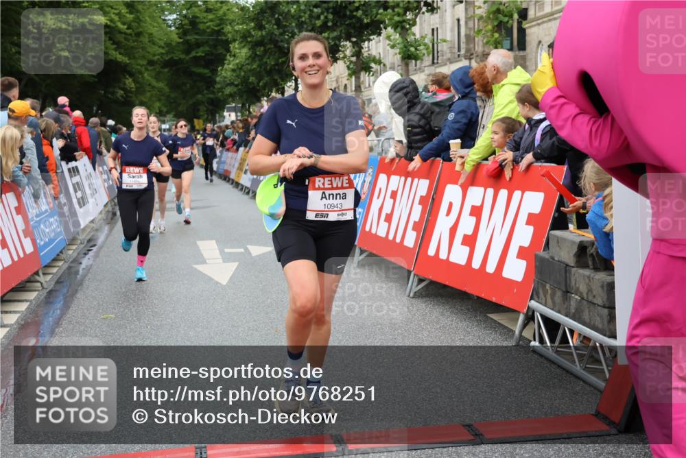 14.06.2026 - REWE Women's Run Strokosch-Dieckow http://msf.ph/oto/9768251 14.06.2026 09:53:13 Ziel 10693, 10943, 11173, 11416, 11510 meine-sportfotos.de