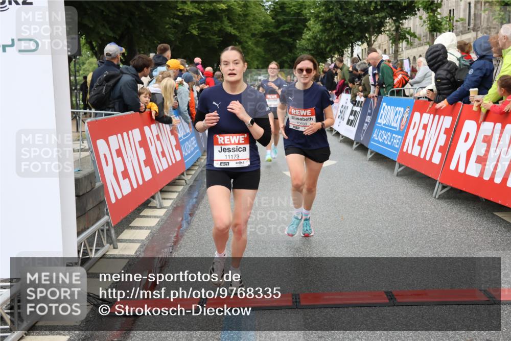 14.06.2026 - REWE Women's Run Strokosch-Dieckow http://msf.ph/oto/9768335 14.06.2026 09:53:16 Ziel 10693, 10768, 10943, 11173, 11416, 11510 meine-sportfotos.de