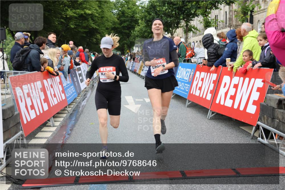 14.06.2026 - REWE Women's Run Strokosch-Dieckow http://msf.ph/oto/9768646 14.06.2026 09:53:23 Ziel 10107, 10424, 10693, 10768, 11173, 11212, 11272 meine-sportfotos.de