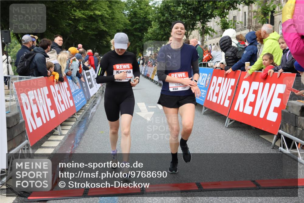 14.06.2026 - REWE Women's Run Strokosch-Dieckow http://msf.ph/oto/9768690 14.06.2026 09:53:24 Ziel 10107, 10424, 10693, 10768, 11173, 11212, 11272 meine-sportfotos.de
