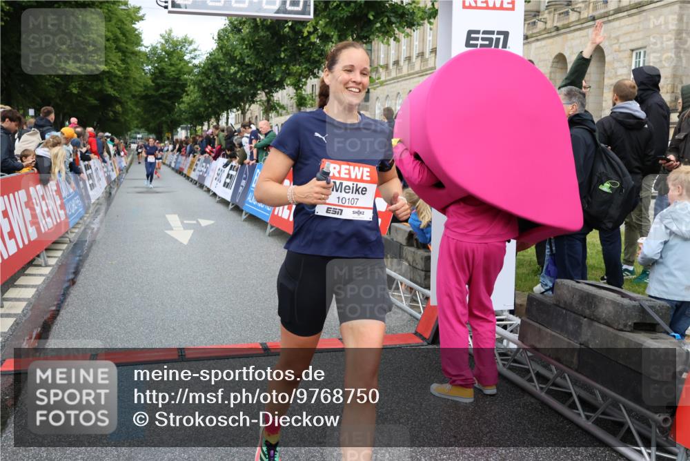14.06.2026 - REWE Women's Run Strokosch-Dieckow http://msf.ph/oto/9768750 14.06.2026 09:53:26 Ziel 10107, 10424, 10768, 11212, 11272 meine-sportfotos.de