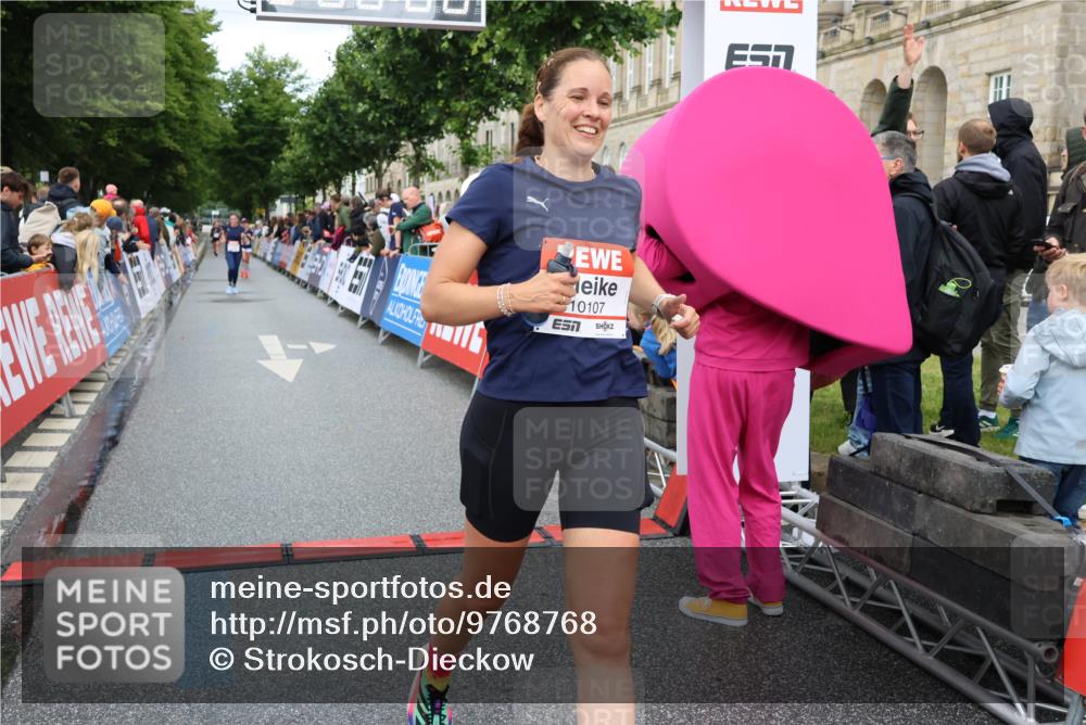 14.06.2026 - REWE Women's Run Strokosch-Dieckow http://msf.ph/oto/9768768 14.06.2026 09:53:26 Ziel 10107, 10424, 10768, 11212, 11272 meine-sportfotos.de