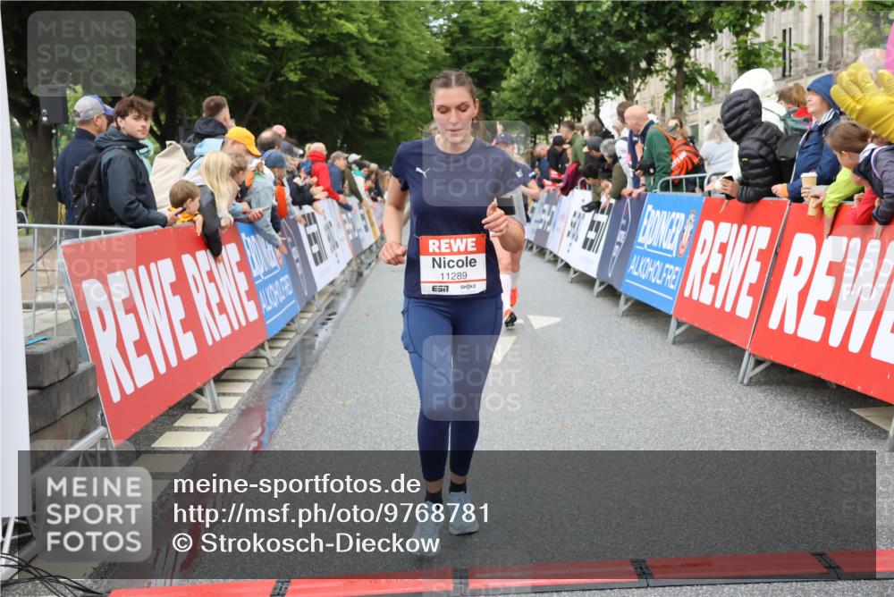 14.06.2026 - REWE Women's Run Strokosch-Dieckow http://msf.ph/oto/9768781 14.06.2026 09:53:32 Ziel 10107, 10794, 11272, 11289 meine-sportfotos.de